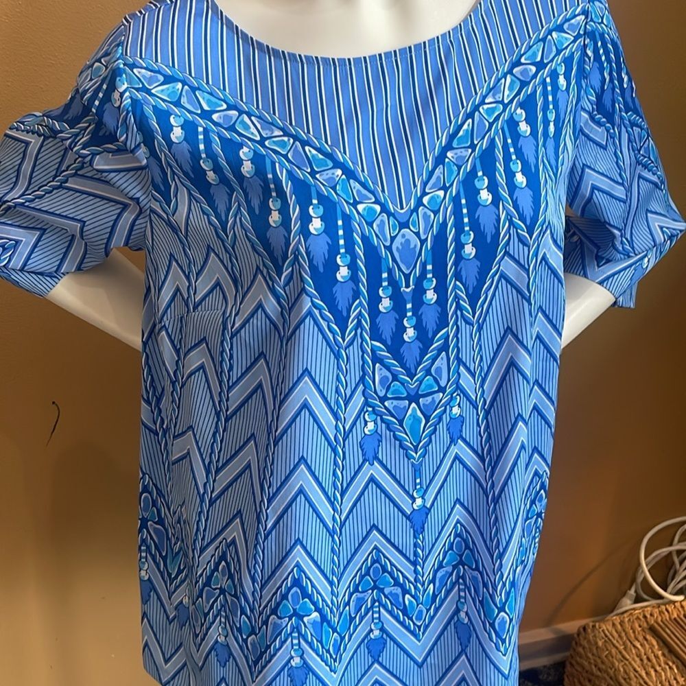 Bob Mackie light blue and white patterned short-sleeved blouse. Size L - Picture 2 of 11